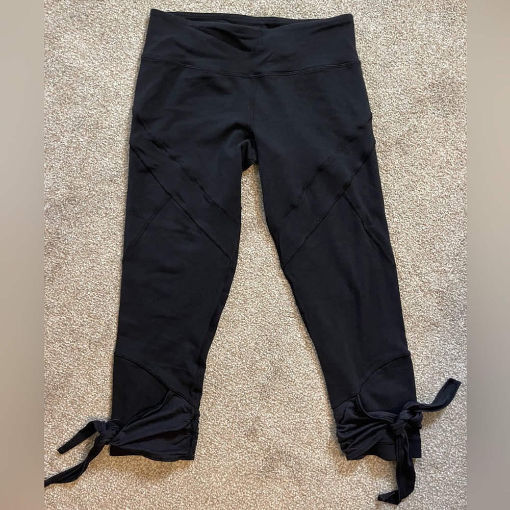 Lululemon super cute Capri leggins with tie at bottom
